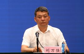 市体育局党组成员、副局长、新闻发言人 刘万强