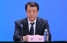市行政审批服务局副局长、三级调研员 李松 