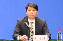 市住房城乡建设局党组成员，市住房保障公共服务中心党委书记、主任 刘文杰