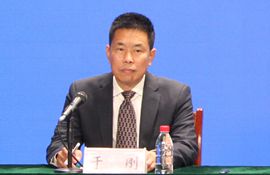 市住房城乡建设局党组成员，市城市管理综合服务中心党委书记、主任、新闻发言人 于刚